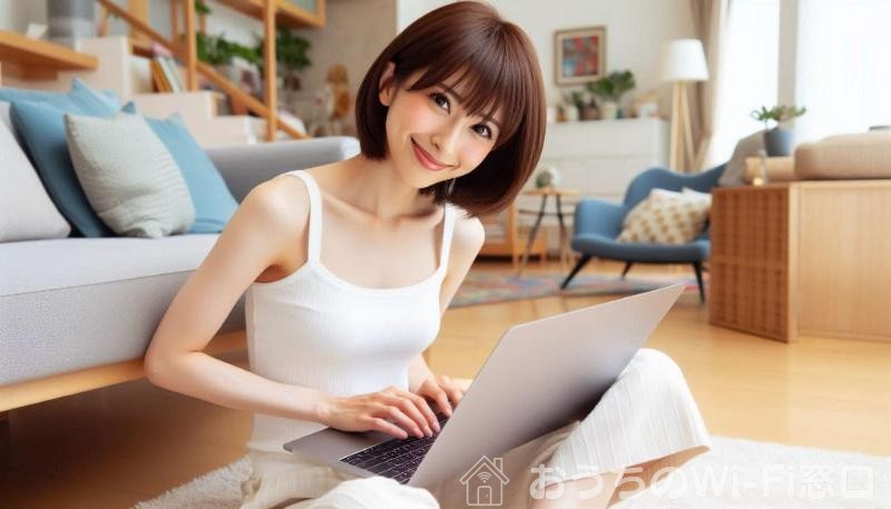 リビングでMacBookを使ってインターネットを楽しむ美しい日本人女性