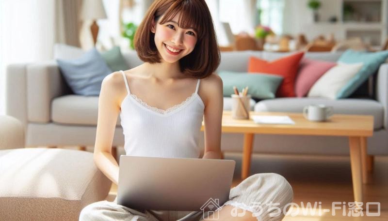 リビングでMacBookを使ってインターネットを楽しむ美しい日本人女性