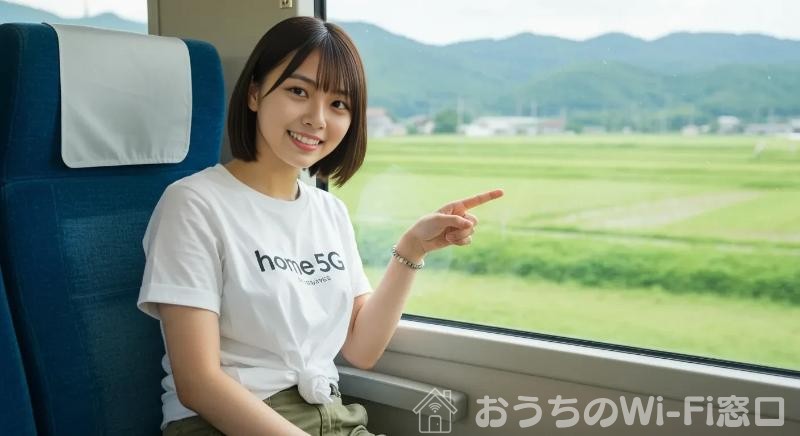 home 5Gのロゴ付きTシャツを着て、列車で移動中の若い日本人女性